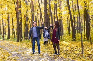 Ebeveynlik, sonbahar ve insanlar kavramı - genç aile mutlu Sonbahar Park