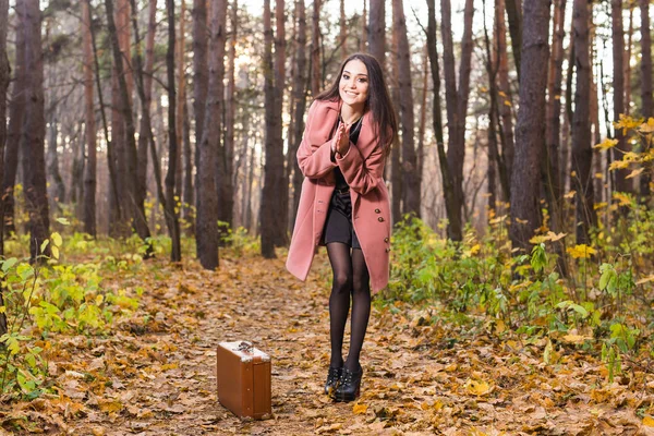 El otoño, la estación y el concepto de la gente - mujer encantadora de pie en el parque en otoño — Foto de Stock