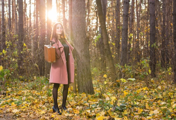 秋天, 季节和人概念-迷人的妇女站立在公园在秋天 — 图库照片