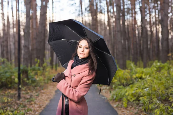 Szczęśliwa kobieta z parasol w deszczu podczas spaceru w jesień natura. — Zdjęcie stockowe