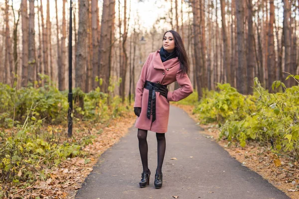 Nature, season and people concept - Fashion woman walking in autumn park — Stock Photo, Image