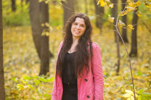 Saison, automne et concept de personnes - Portrait de jeune femme plus la taille en plein air sur fond d'automne . — Photo