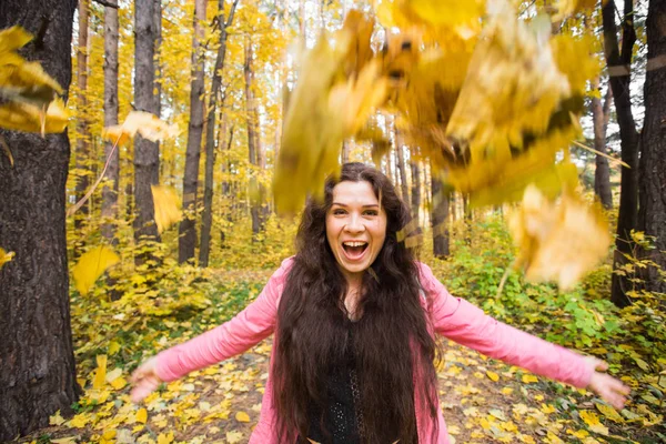 Menschen, Jahreszeit und Emotionskonzept - junge hübsche lächelnde Frau hat Spaß im Herbstpark. — Stockfoto