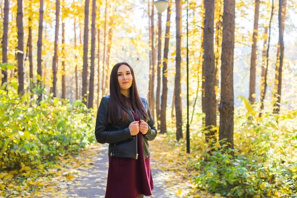 Jeune jolie femme dans le parc d'automne. Concept automne et saison — Photo