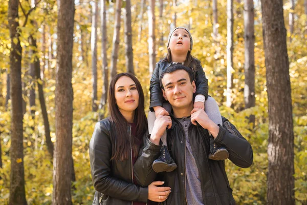親、秋人のコンセプト - 秋の公園で若い家族の幸せ — ストック写真