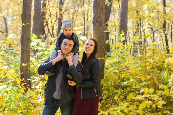 İnsanlar, Aile ve eğlence kavramı - Anne, baba ve küçük kız içinde sonbahar park eğlenmek — Stok fotoğraf