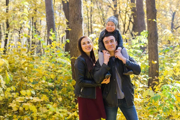 Menschen, Familie und Freizeitkonzept - Mutter, Vater und kleine Tochter haben Spaß im Herbstpark — Stockfoto