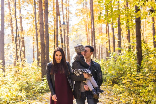 Menschen, Familie und Freizeitkonzept - Familie hat Spaß im Herbstpark — Stockfoto