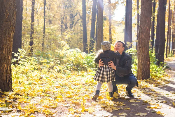 Padre con hija pequeña pasar tiempo en la naturaleza de otoño — Foto de Stock