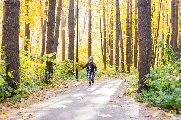 Val, kindertijd, mensen concept - gelukkig meisje lopen in herfst park — Stockfoto