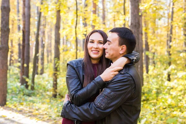 Cute para na zewnątrz w upadku. Młody mężczyzna i kobieta w jesień natura — Zdjęcie stockowe