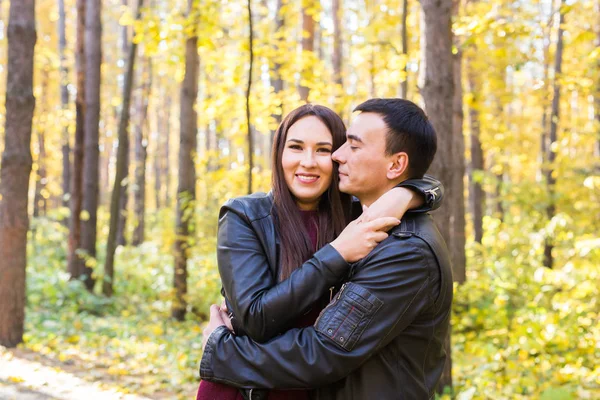 Linda pareja al aire libre en otoño. Joven hombre y mujer en otoño naturaleza — Foto de Stock