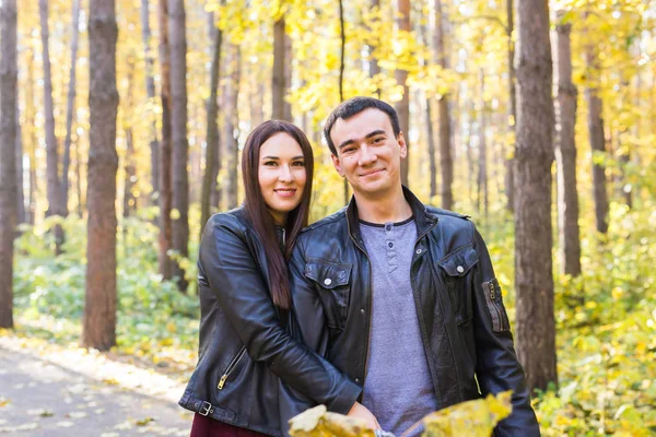 Linda pareja al aire libre en otoño. Joven hombre y mujer en otoño naturaleza — Foto de Stock