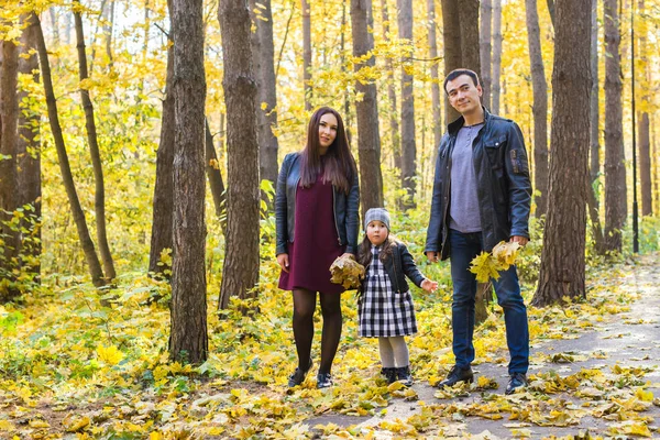 子供たちは、自然と家族のコンセプト - 秋の公園の背景に幸せな家族の肖像画 — ストック写真