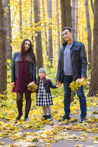 Parky, příroda a pro rodiny koncept - šťastná rodina v podzimním parku — Stock fotografie