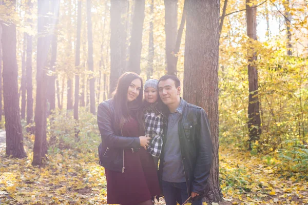 Lidi, rodinu a volný čas koncept - rodina baví, stojící na podzim park — Stock fotografie