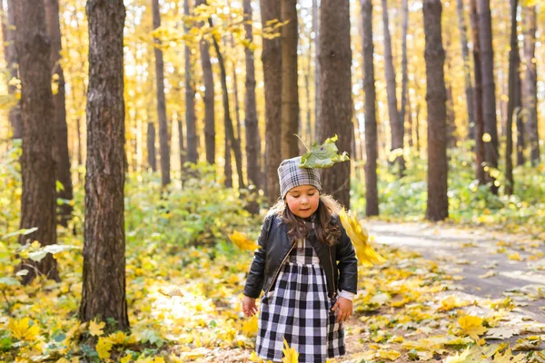 Kindheit, Natur und Herbstkonzept - kleines Kind spielt im Herbstpark — Stockfoto