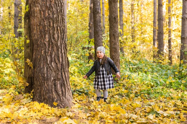 Φθινόπωρο, παιδική ηλικία, άτομα έννοια - κοριτσάκι ευτυχισμένο το περπάτημα στο πάρκο φθινόπωρο — Φωτογραφία Αρχείου