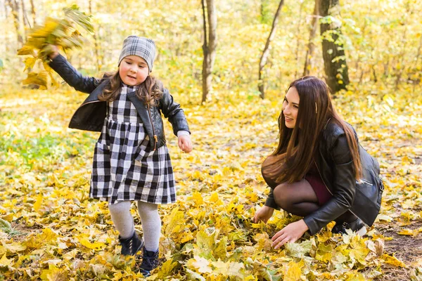 Macierzyństwie, rodziny i sezonach koncepcji - szczęśliwa Rodzina Matka i Córka, grając w parku jesień — Zdjęcie stockowe