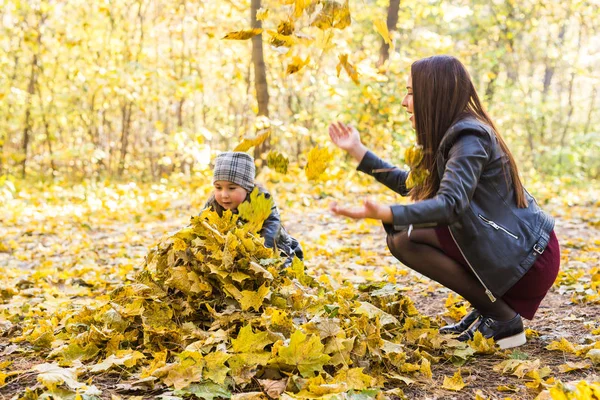 Mãe e filha se divertir no parque de outono — Fotografia de Stock