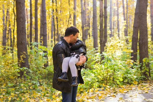 家族、秋、人々 の概念 - 父と娘の秋の公園でウォーキング — ストック写真