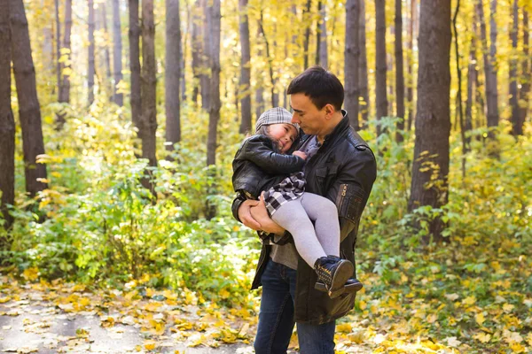 秋の公園での散歩に、幸せな家族父と子の娘 — ストック写真