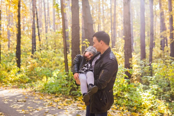 Bébé, nature et concept familial - Père tenant son enfant — Photo