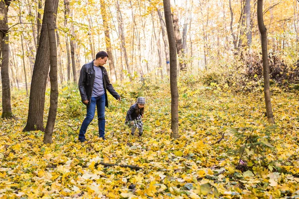 Baby-, natuur- en familie concept - vader met zijn kind in de herfst natuur wandelen — Stockfoto