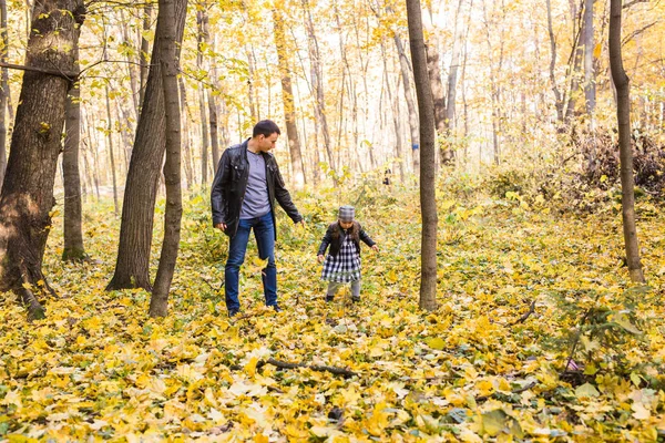 Сім'я, осінь, концепція людей - батько і дочка ходять в осінньому парку — стокове фото