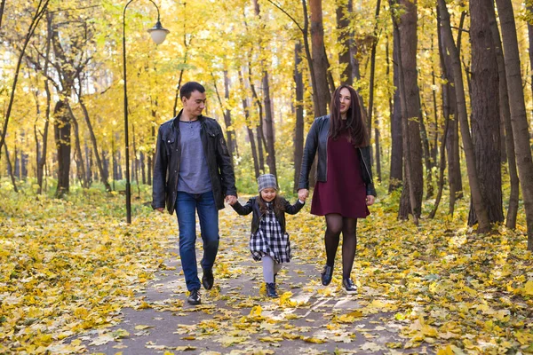 Kişi, Aile ve eğlence kavramı - karışık yarış babası ve annesi kızları ile Sonbahar Park eğlence var — Stok fotoğraf