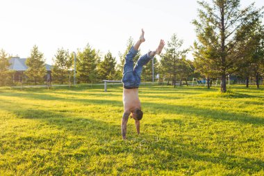 Yoga, fitness ve sağlıklı yaşam konsepti - yaz niteliğine de amuda adam