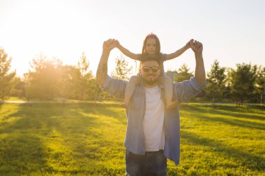 Babalık, Aile ve çocuk kavramı - baba ve eğleniyor ve doğada oynayan kız.