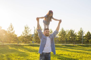 Babalık, Aile ve çocuk kavramı - baba ve eğleniyor ve doğada oynayan kız.