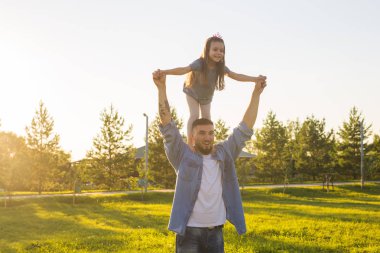 Babalık, Aile ve çocuk kavramı - baba ve eğleniyor ve doğada oynayan kız.
