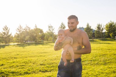 Mutlu baba bebek evlat doğa üzerinde tutarak. Mutlu aile, babalar günü ve çocuk kavramı.