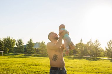 Mutlu baba bebek evlat, Bebek hava atma tutarak. Mutlu aile, babalar günü ve çocuk kavramı.