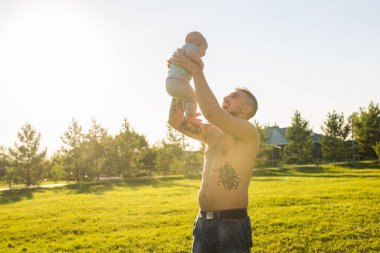 Mutlu baba bebek evlat, Bebek hava atma tutarak. Mutlu aile, babalar günü ve çocuk kavramı.