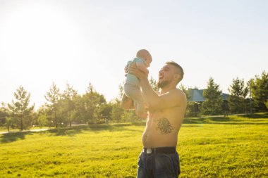 Mutlu baba bebek evlat, Bebek hava atma tutarak. Mutlu aile, babalar günü ve çocuk kavramı.