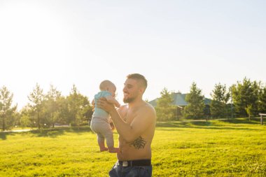 Mutlu baba bebek evlat, Bebek hava atma tutarak. Mutlu aile, babalar günü ve çocuk kavramı.