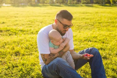 Mutlu baba bebek evlat doğa üzerinde tutarak. Mutlu aile, babalar günü ve çocuk kavramı.