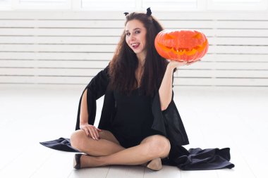 Cadılar Bayramı kavramı - kabak Jack-o-lantern ile mutlu cadı