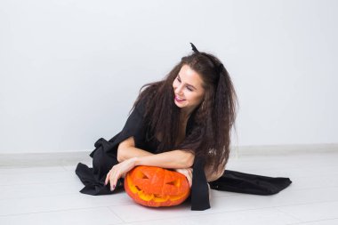 Cadılar Bayramı kavramı - kabak Jack-o-lantern ile mutlu cadı