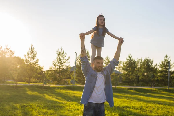 Conceito de paternidade, família e filhos - Pai e filha se divertindo e brincando na natureza . — Fotografia de Stock
