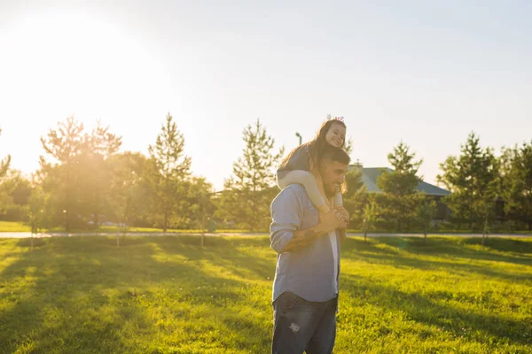 Paternità, famiglia e bambini concetto - Padre e figlia si divertono e giocano nella natura . — Foto Stock