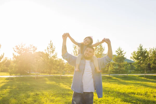 Fatherhood, family and children concept - Father and daughter having fun and playing in nature. — Stock Photo, Image