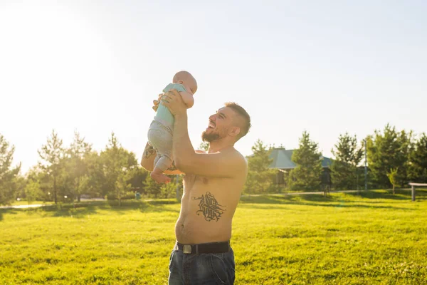Lycklig far håller baby son, kasta barnet i luften. Begreppet lycklig familj, fars dag och barn. — Stockfoto