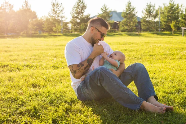 Buon padre che tiene in braccio il bambino sulla natura. Concetto di famiglia felice, giorno di padri e bambino . — Foto Stock