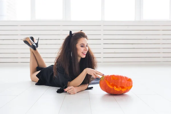 Halloween concept - Happy heks met pompoen Jack-o-lantaarn — Stockfoto