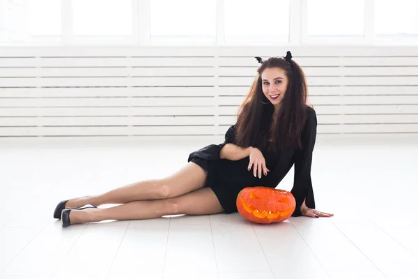 Halloween et vacances concept - Femme sorcière avec Jack OLantern citrouille — Photo