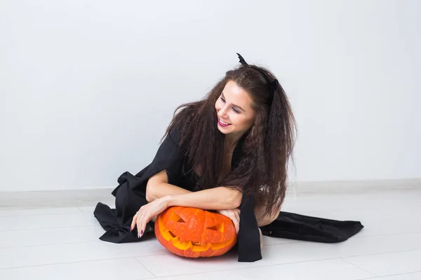 Concept Halloween - Joyeux sorcier avec citrouille Jack-o-lanterne — Photo